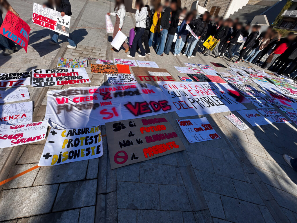 «Chi si fa i fatti suoi è parte del problema»: i ragazzi del D’Aquino in piazza